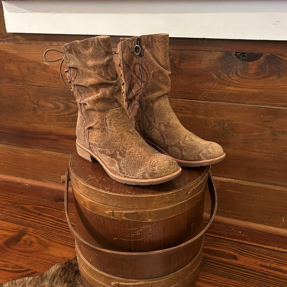 Sofft Sharnell Suede Snake Print Low Boots, 9M EUC